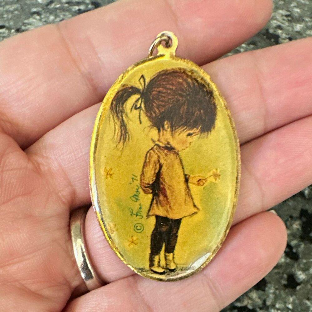Vintage  1971 Fran Mar "Moppets" oval pendant necklace